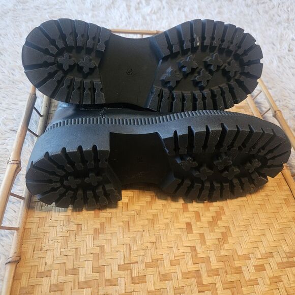 Divided By H&M Chelsea Pull-On Black Faux Leather Ankle Boots Size 5.5 Lug Sole - Picture 7 of 7